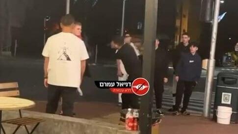 תיעוד התקיפה תיעוד: שני צעירים תוקפים את החייל מנחם מנדל וייל