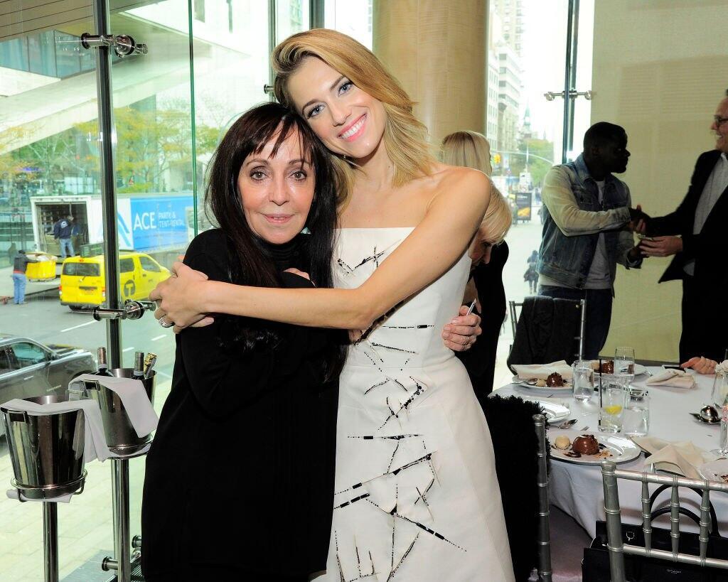 Allison Williams and Bonnie Timmerman (Photo: Owen Hoffmann/Patrick McMullan via Getty Images) אליסון וויליאמס ובוני טימרמן