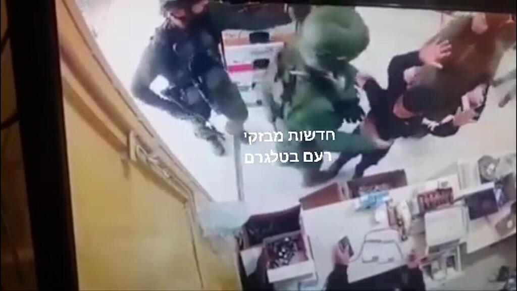 הפשטת החולצה (צילום: חדשות מבזקי רעם בטלגרם) תיעוד: חיילי צה"ל מורידים לילדים פלסטינים חולצות עם איור של כלי נשק
