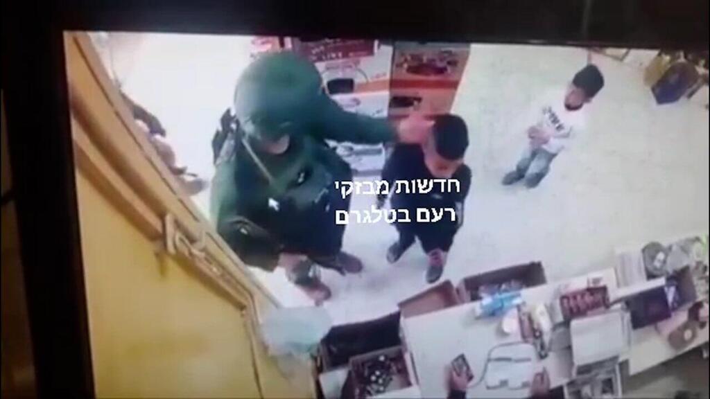 הסטירה (צילום: חדשות מבזקי רעם בטלגרם) תיעוד: חיילי צה"ל מורידים לילדים פלסטינים חולצות עם איור של כלי נשק
