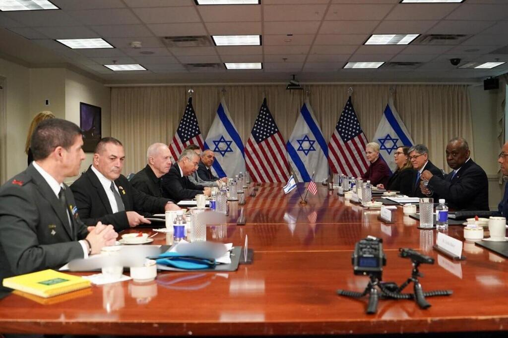 גלנט הבהיר כי יש להשלים את המלאכה ברפיח, וביקש מארה"ב לא להעמיד מכשולים (צילום: אריאל חרמוני, משרד הביטחון) שר הביטחון יואב גלנט נפגש בשעה זו עם עמיתו מזכיר ההגנה הגנרל לויד אוסטין בפנטגון: ״המו״מ המתנהל להשבת החטופים מצריך אותנו להגביר את הלחץ הצבאי, ולשלב ידיים במאמצים הצבאיים והמדיניים״