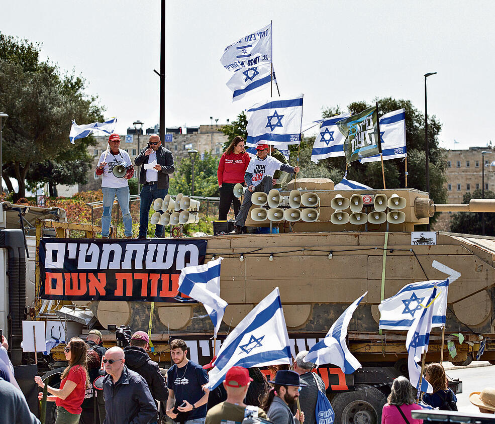 מיצג טנק מול הכנסת. הפגנה נגד מתווה הגיוס, אתמול | צילום: אלכס קולומויסקי yk13857565
