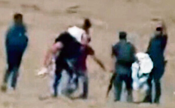 עמית נאבקת בגבורה בחוטפיה בדרך לעזה yk13857738