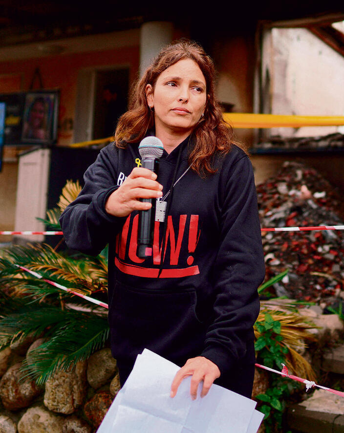 עמית סוסנה מדברת מכפר עזה, בינואר השנה | צילום: רויטרס, ALEXANDRE MENEGHINI yk13858341