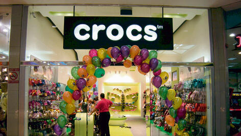 Фирменные магазины Crocs вновь откроются в Израиле: а что с ценами