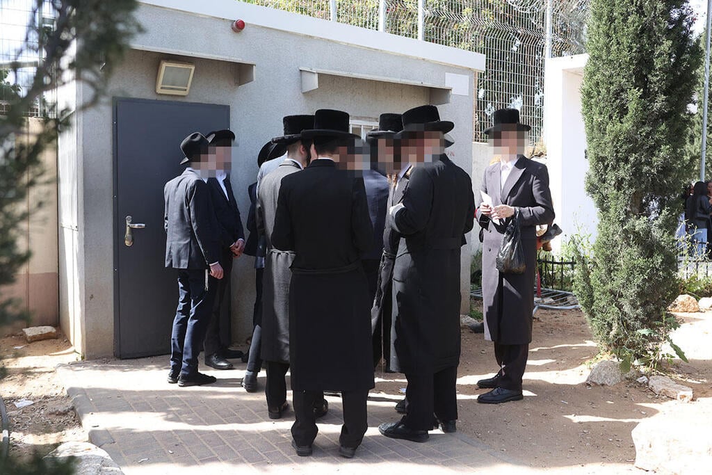 טרם נשלחו צווים לצעירים חרדים בני גיוס (צילום: שמוליק דודפור) מסרבי גיוס עוברים מול המשפחות
