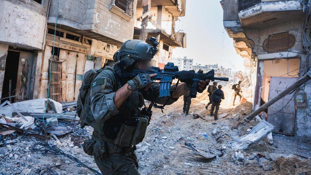 IDF forces in the Al-Amal neighborhood (Photo: IDF Spokesperson's Unit) צוות הקרב של עוצבת הקומנדו פשט ממספר כיוונים על לב שכונת אל אמל בחאן יונס; הכוחות איתרו מאות אמצעי לחימה בשכונה