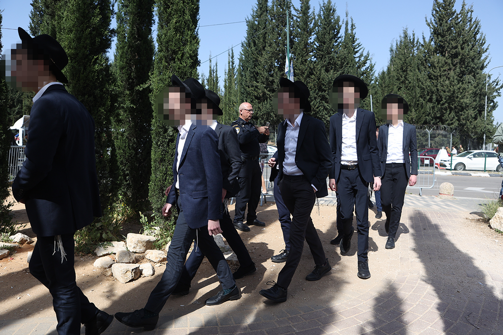 חוק גיוס? גלנט: רק בתמיכת כל הקואליציה (צילום: שמוליק דודפור) מסרבי גיוס עוברים מול המשפחות