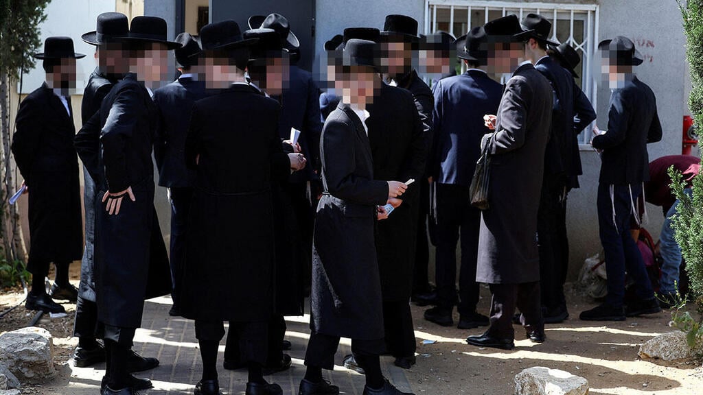 חרדים בלשכת גיוס (צילום: REUTERS/Hannah McKay) חרדים בלשכת גיוס