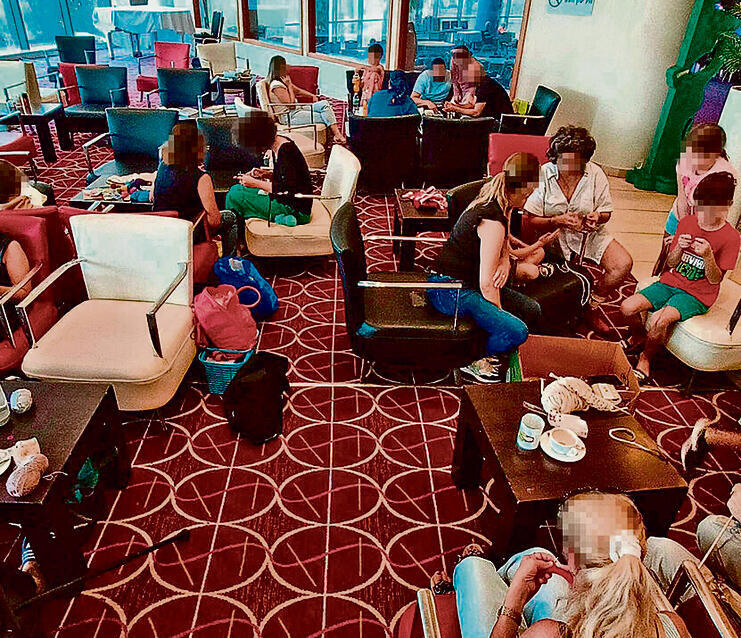 מפונים במלון בים המלח. מחכים לכסף | צילום: אורן עמית yk13861844