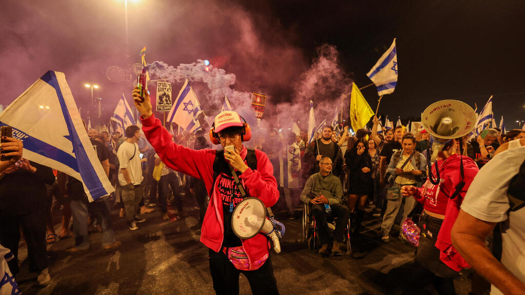 Protesters call for Prime Minister Benjamin Netanyahu to resign (Photo: Ronen Zvulun / Reuters ) הפגנה מול הכנסת נגד הממשלה