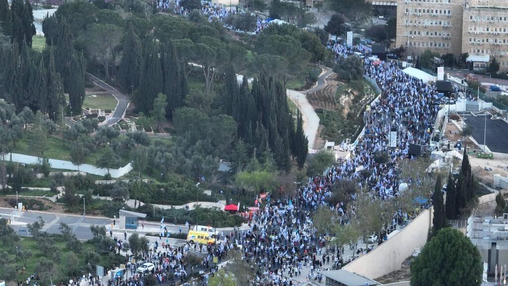 Protesters call for Prime Minister Benjamin Netanyahu to resign הפגנה מול הכנסת נגד הממשלה