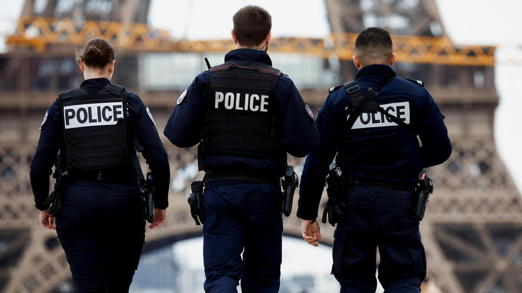 French police in Paris (Photo: Benoit Tessier/Reuters) אבטחה ליד מגדל אייפל
