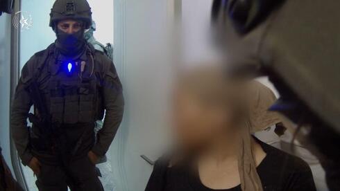 מטיל זהב ומאות אלפים במזומן בבית: תיעוד ממעצר אחותו של הנייה