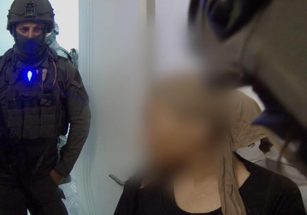 תיעוד מעצרה של סאבח הנייה. "אין שום קשר בינה לבין אחיה בתקופת המלחמה" (צילום: דוברות המשטרה) תיעוד מעצרה של אחות של אסמאעיל הנייה