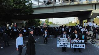 החרדים חוסמים את כביש 4 במחאה נגד חוק הגיוס