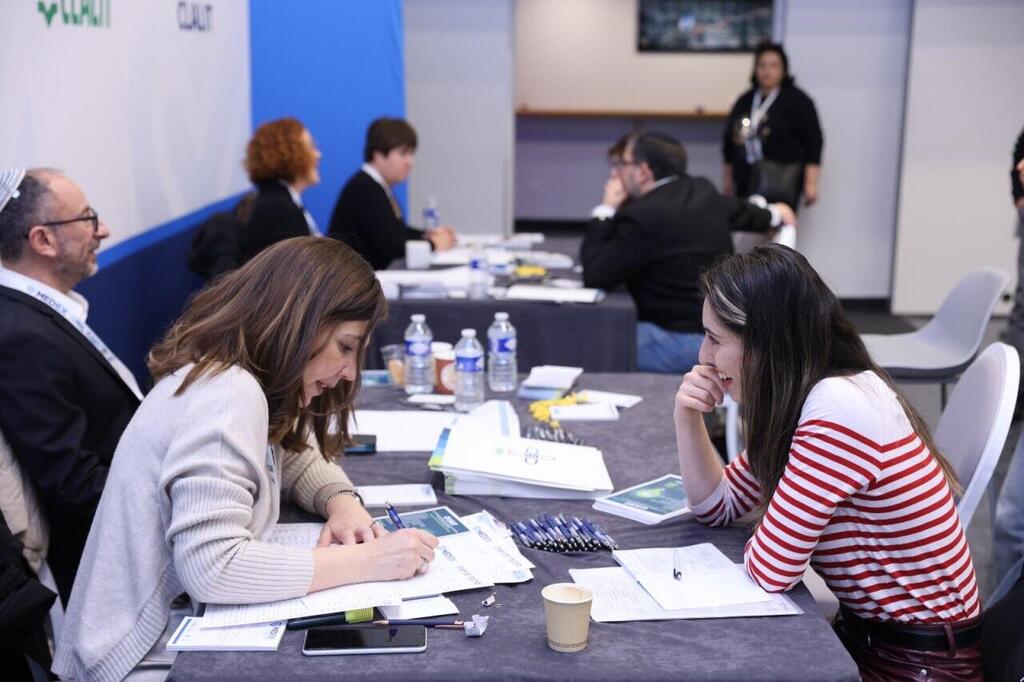 Aliyah prospects in Paris (Photo: Yonit Schiller) הכנס בפריז