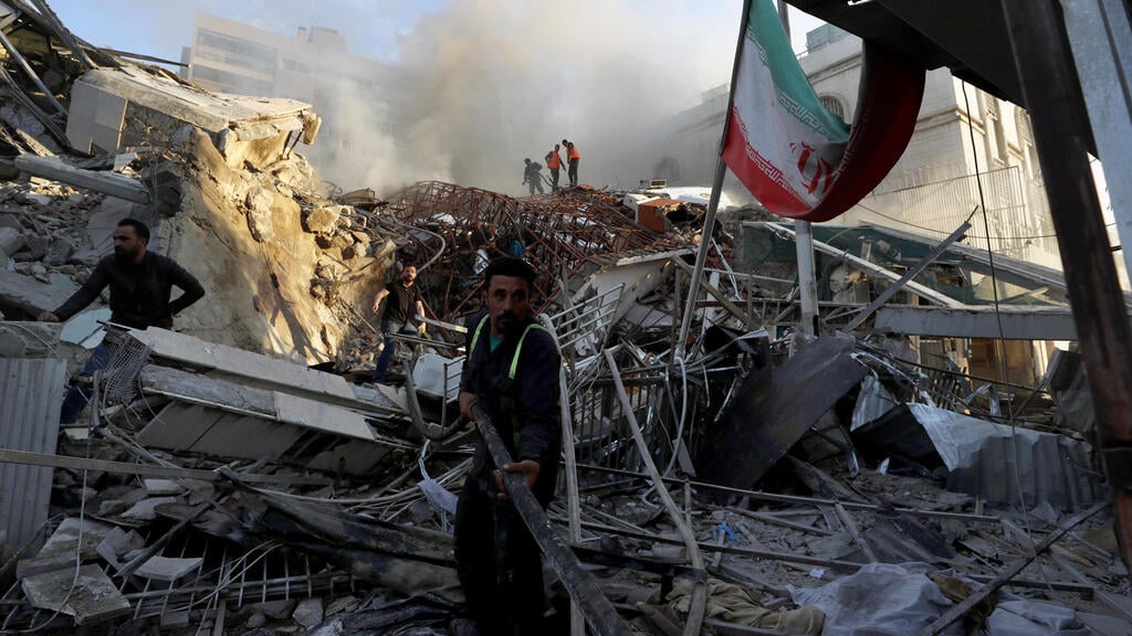 Aftermath of a strike on Damascus, attributed to Israel, killing IRGC commander (Photo: Omar Sanadiki / AP) דיווחים סורים על תקיפות ישראליות בדמשק