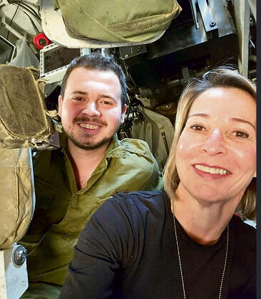 נדב כהן ואמו מיכל בתוך טנק yk13866688