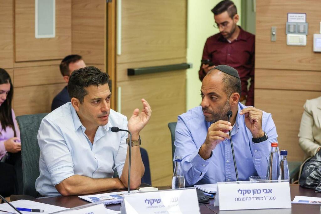 Amichai Chikli and Avi Cohen-Scali (Photo: Noam Moshkovits, Knesset) מנכ"ל משרד התפוצות, אבי כהן סקלי, לצד השר עמיחי שיקלי