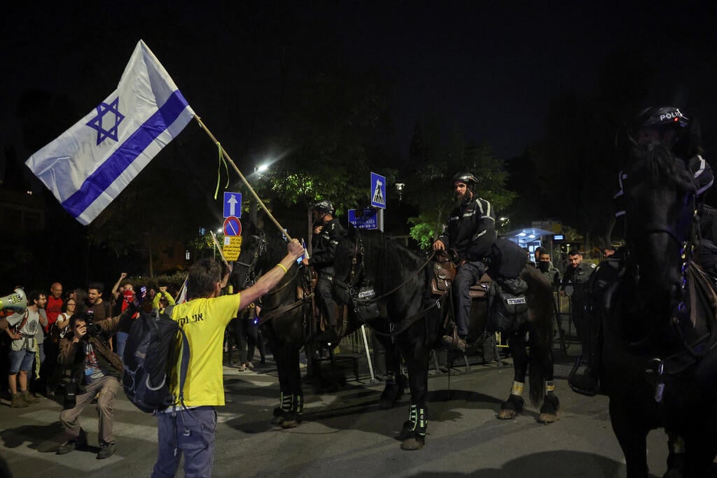 הפגנה מול מעון ראש הממשלה בירושלים (צילום: REUTERS/Ronen Zvulung) הפגנה מול מעון ראש הממשלה בירושלים
