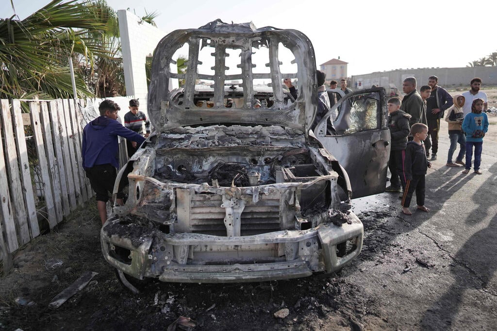 Aftermath of attack on WCK vehicle in central Gaza's Deir al-Balah (Photo: AFP) רכב של ארגון הסיוע הבינלאומי WCK שהותקף ברצועת עזה