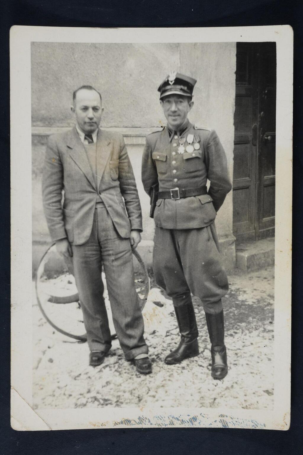 Photo: Yad Vashem דוד רושצקי במדי חייל בצבא האדום, עם אחיו יהודה לאון רושצקי ששרד את המחנות, 1946