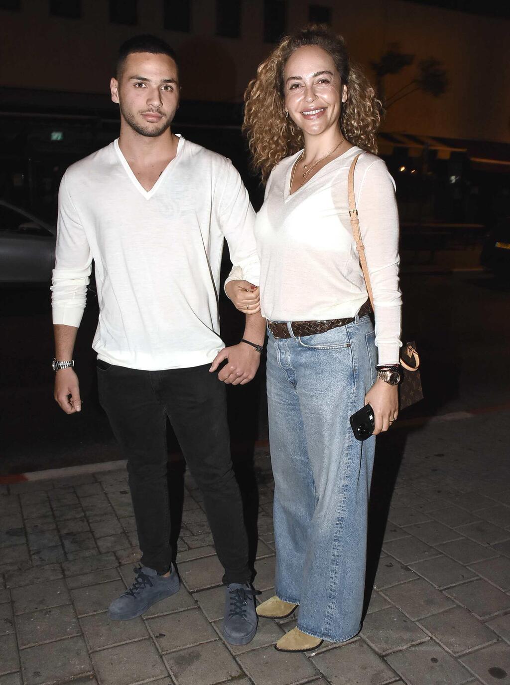 הגיע לגיל שכבר יוצאים לבלות עם אמא. מירי בוהדנה ובנה הבכור, בן (צילום: אמיר מאירי ) יום הולדת סימונה שרם