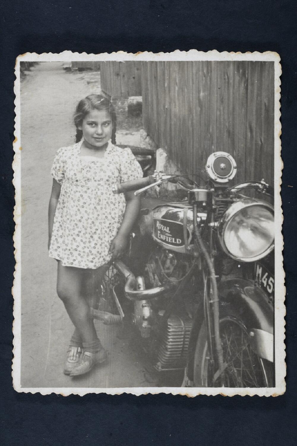 Ruth Roshitzky (Photo: Yad Vashem) רות רושצקי ליד האופנוע של הדוד, דוד רושצקי, לודז' 1939