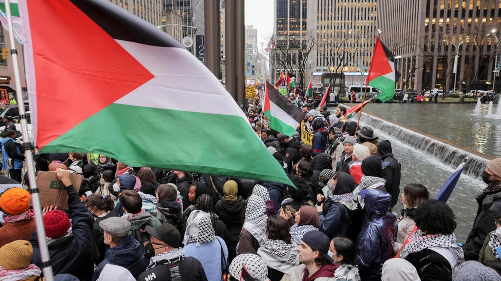 Pro-Palestinian protest in New York (Photo: Andrew Kelly / רויטרס) מוחים פרו-פלסטינים בהפגנה במנהטן
