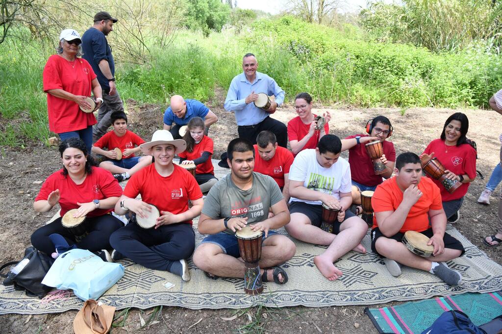 מופע הדרבוקות של ילדי "גוונים" במפגש (צילום: נחום סגל) בית ספר לילדים אוטיסטים מקריית שמונה שפונה - הילדים נפגשים אחרי חצי שנה
