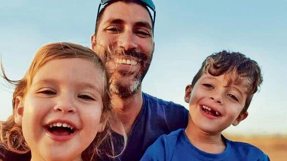 תמיר אדר עם ילדיו. "למה לשלול מהם את המוחשיות של הפרידה?" yk13870465