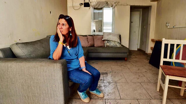 יעל בסלון ביתו של תמיר. "אחרי שבועיים וקצת תמיר הוגדר נעדר, אני התעקשתי שלא" (צילום: גדי קבלו) yk13870470