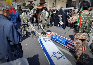 ארונות קבורה של ישראל וארה"ב נגררים בטהרן