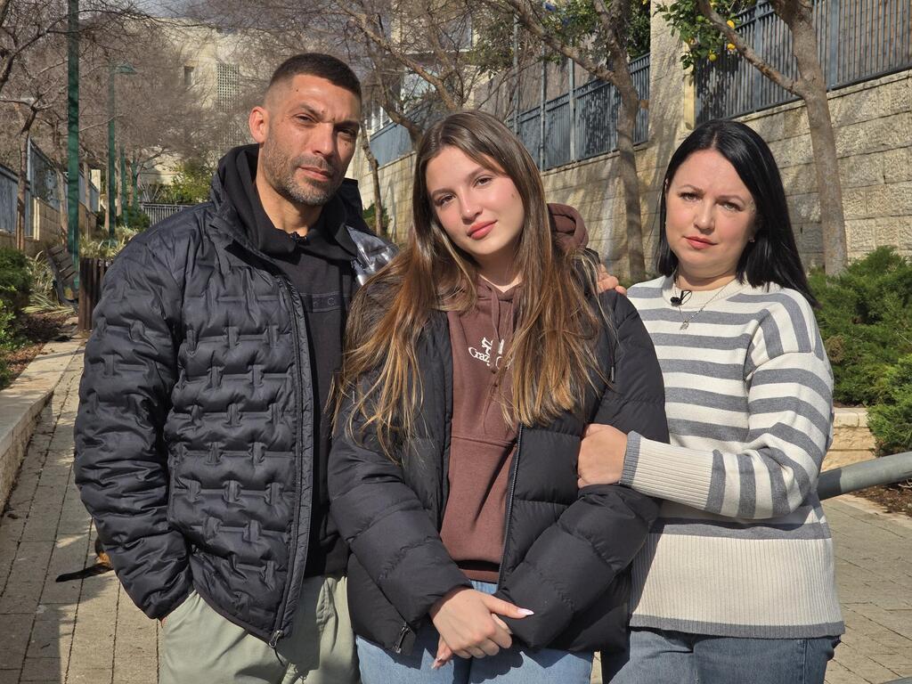 אלה, מיכל ואלכס במשעול יונתן גוטין. "אנחנו עוברים כאן כל יום" (צילום: שמוליק דודפור) ההורים אלכס ואלה והאחות מיכל