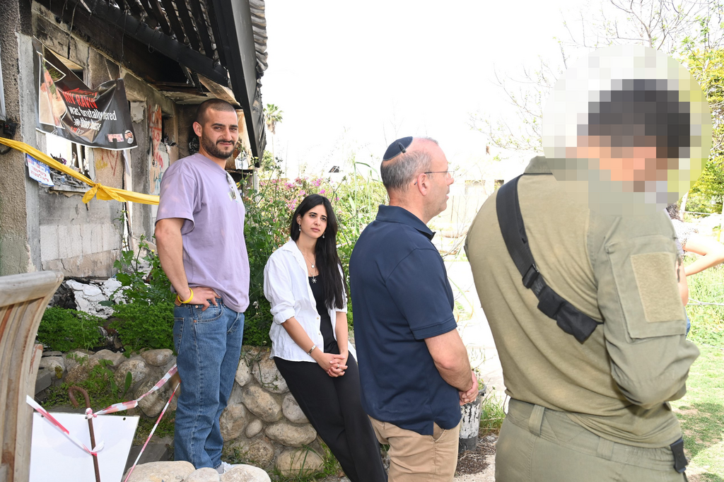 בפתח הבית במהלך המפגש (צילום: הרצל יוסף) סמ"ר ע