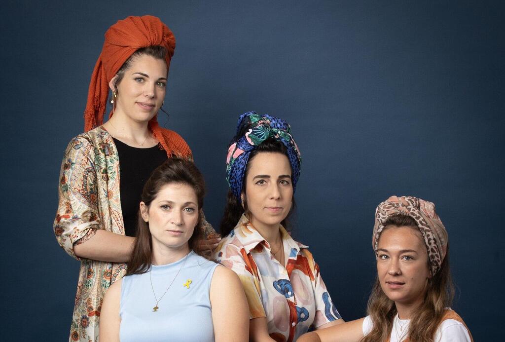 מתקשות לעצור את החיים, ולהתאבל על אהוביהן. מימין לשמאל: ענת מאיר, רויטל שמיר, אשירה גרינברג וטליה לביא (צילום: אביגיל עוזי) אלמנות המלחמה