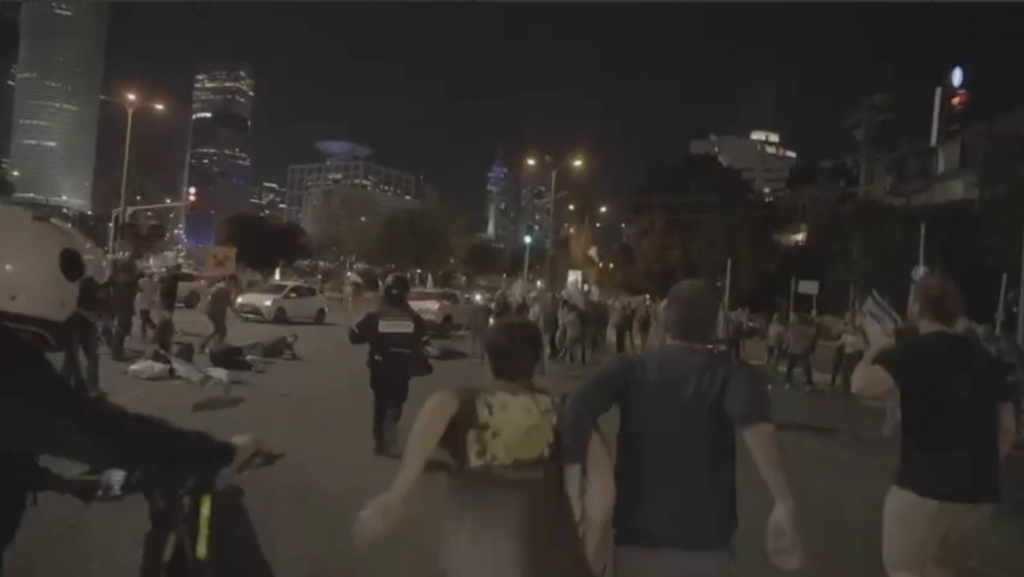 אירוע הדריסה בהפגנה בתל אביב, אמש (צילום: איתי רזיאל) תיעוד דריסת מפגינים בהפגנה בקפלן