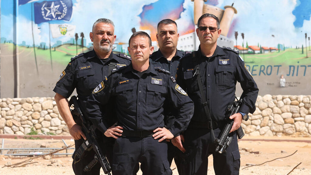 מפקדי תחנות המשטרה. מימין: ארובס, חכמון, מזובובסקי ואוחנה (צילום: גדי קבלו) yk13873696