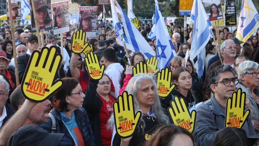 העצרת בירושלים, הערב (צילום: אלכס קולומויסקי) עצרת בירושלים לציון חצי שנה שהחטופים והחטופות בשבי ארגון הטרור חמאס