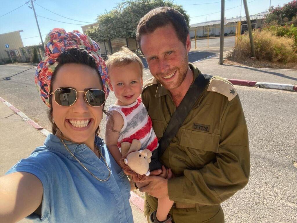 מוטי שמיר ז"ל עם רויטל ובנם לביא מוטי שמיר ז"ל ובת זוגו רויטל
