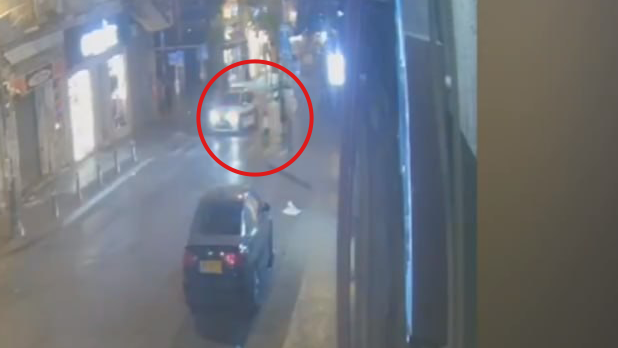 ניידת משטרה פגעה בהולך רגל ברחוב שבטי ישראל בירושלים