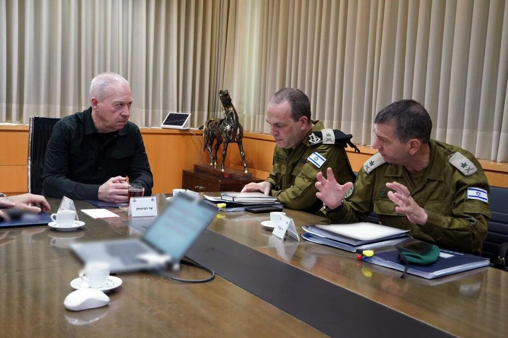Defense Minister Yoav Gallant (right) during situation assessment with IDF high command (Photo: Defense Ministry) יואב גלנט בהערכת מצב מבצעית עם עודד בסיוק ואהרון חליוה
