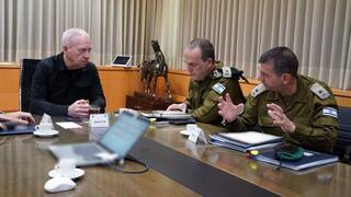 יואב גלנט בהערכת מצב מבצעית עם עודד בסיוק ואהרון חליוה
