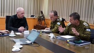 יואב גלנט בהערכת מצב מבצעית עם עודד בסיוק ואהרון חליוה