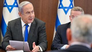  בנימין נתניהו בפתח ישיבת הממשלה ביום ב-184 למלחמה
