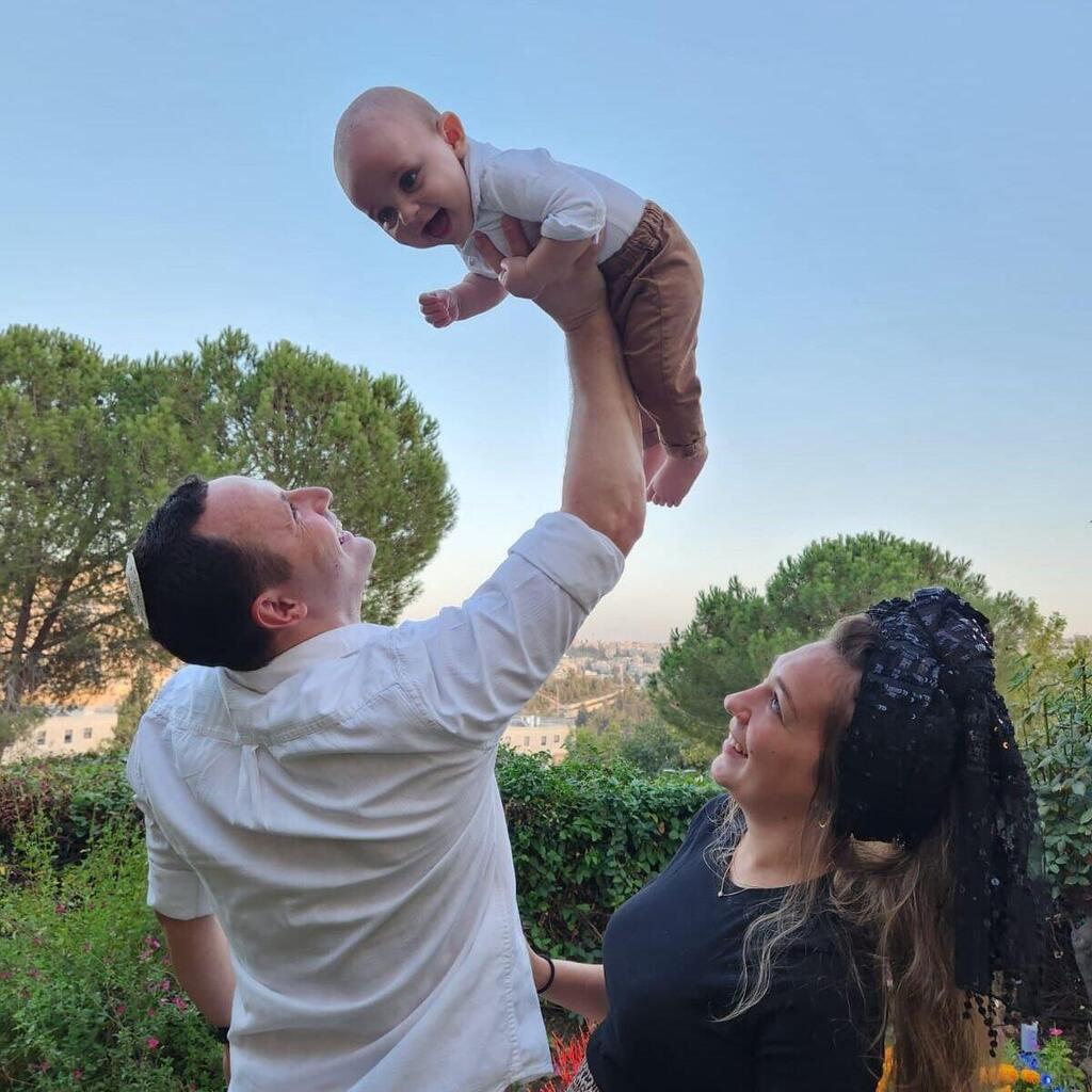דוד מאיר ז"ל עם בת זוגו ענת ובנם שקד דוד מאיר ז"ל עם בת זוגו ענת ובנם שקד