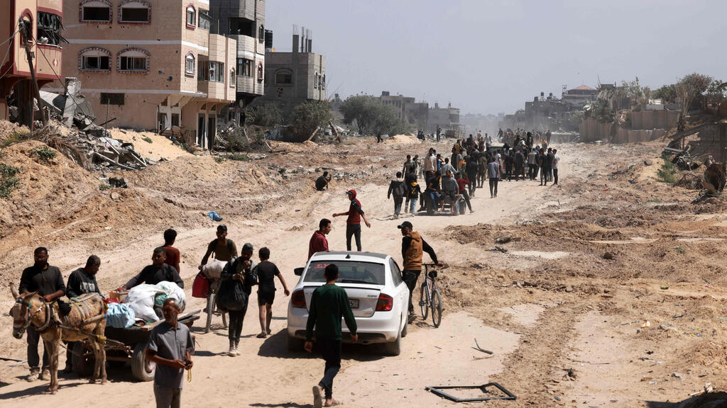 Khan Younis (Photo: AFP) פלסטינים עושים את דרכם חזרה לחאן יונס