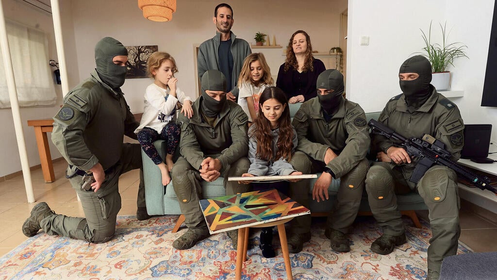המפגש המרגש בבית משפחת מאור | צילום: אלעד גרשגורן yk13875318