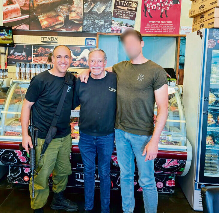 טיטו עם הלוחמים שהשיבו לו את התמונה האבודה yk13875454